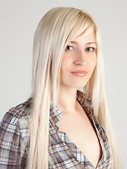 With her beautiful blue eyes, charming face, a gorgeous pair of tits, and exquisitely trimmed labia, Janelle looks alluring and irresistable on the co