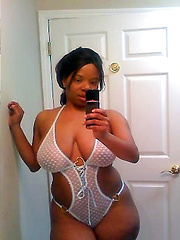 Black moms flashes mature body
