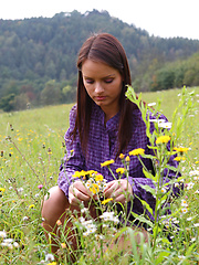 Gloria loves flashing her sweet pussy on nature